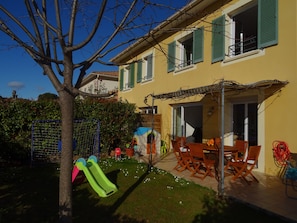 table et chaises de jardin pour jusqu’à 12 personnes. Tonnelle ombragée 