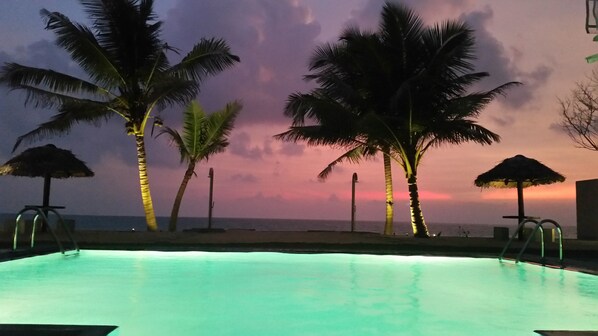 Pool mit Blick auf das Meer