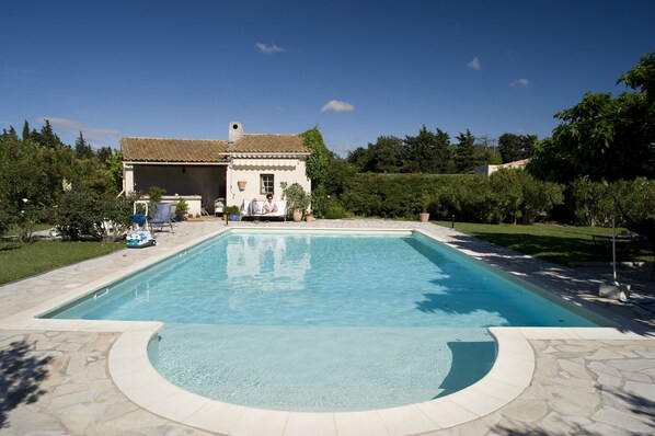 Pool mit Sommerküche + Grillplatz