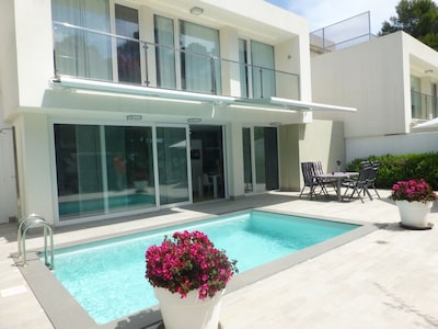 Modern house, gr. Terrace u. Pool, tennis and golf in 4x d. Near