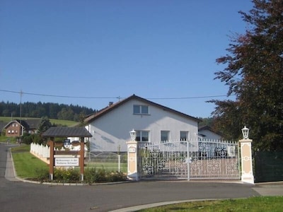 Großes u. bestens eingerichtetes Ferienhaus am Ortsrand in natürl. Umgebung