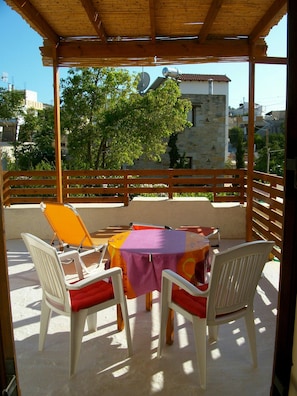 Sitzplatz auf der Dachterrasse mit Bambuspergola