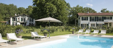 Vue d'ensemble des 2 maisons depuis la piscine