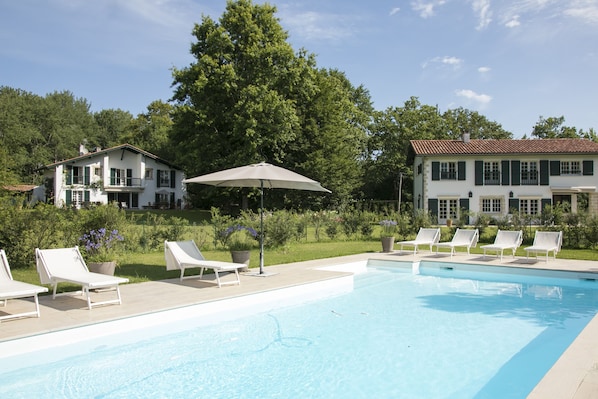 Vue d'ensemble des 2 maisons depuis la piscine