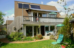 Südansicht u. eigener Garten;  die Fenster sind schattiert.