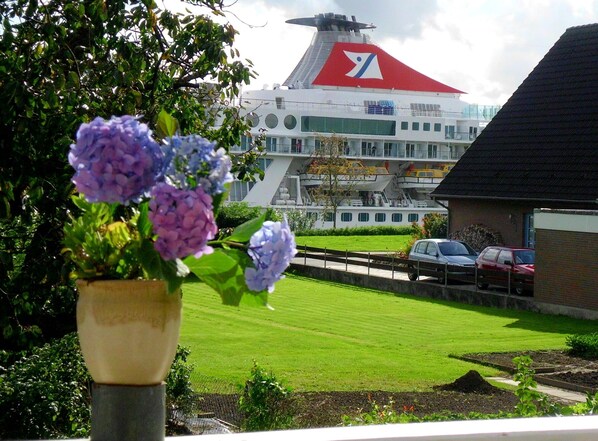 Blick auf die Balmoral;  im Durchschnitt passieren 4 grössere Schiffe je Std.