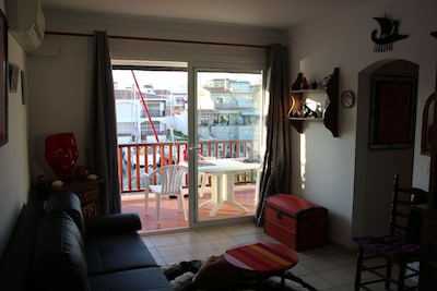 beachfront apartment, overlooking the canal and port Empuria, quiet area.