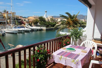 beachfront apartment, overlooking the canal and port Empuria, quiet area.