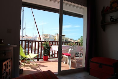 beachfront apartment, overlooking the canal and port Empuria, quiet area.