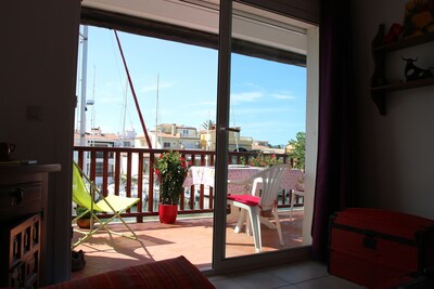 beachfront apartment, overlooking the canal and port Empuria, quiet area.