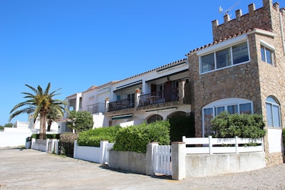 beachfront apartment, overlooking the canal and port Empuria, quiet area.