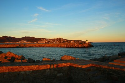 beachfront apartment, overlooking the canal and port Empuria, quiet area.