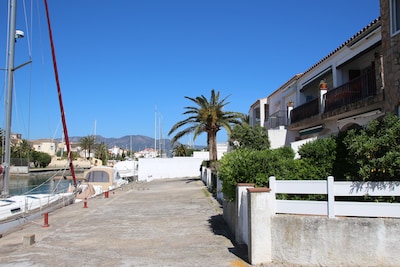 beachfront apartment, overlooking the canal and port Empuria, quiet area.