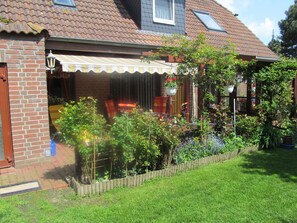 Garten hinten mit Terrasse