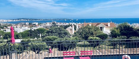 Terrasse mit Aussicht Golfe-Juan, Juan les Pins und Cap d‘Antibes