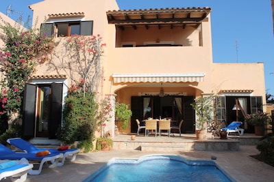 House with pool, garden, sea view, near the beach, free Wi-Fi, terraces, gas barbecue