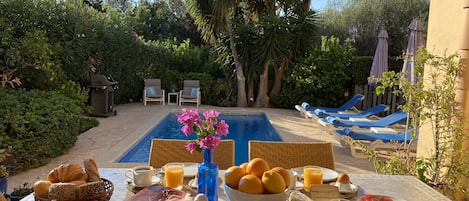 romantisches Frühstück auf der Terrasse