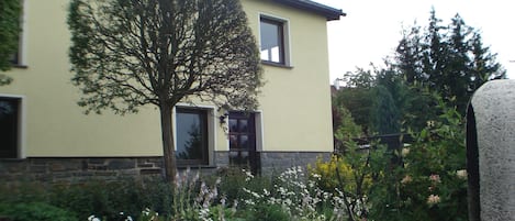 Eingang Ferienwohnung mit Ausblick auf den Garten