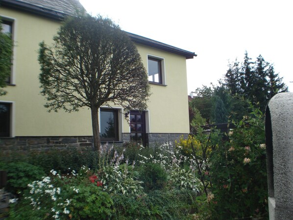 Eingang Ferienwohnung mit Ausblick auf den Garten