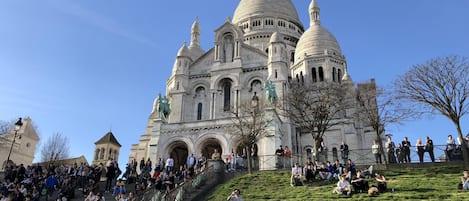 basilique du  sacré coeur à 100 mètres  de l'appartement ..