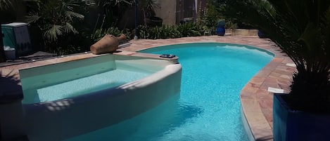 VILLA AVEC PISCINE ET JACUZZI