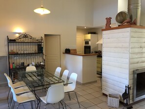 La salle à manger et la cuisine très pratique et complète.