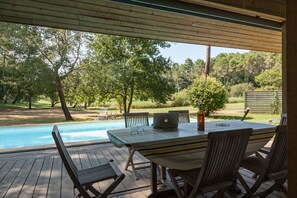 La maison dispose de deux terrasses abritées