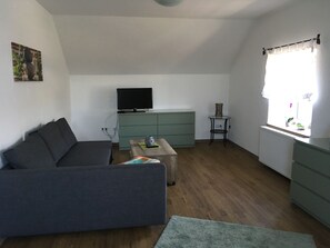 Wohnzimmer (Couch mit Bettfunktion)