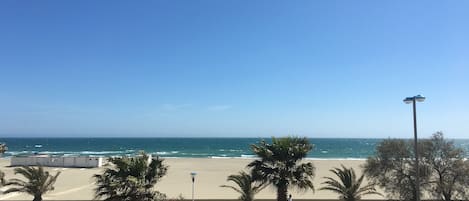 Vue splendide sur la plage de sable fin.