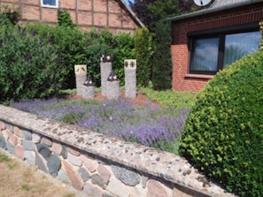 Feldsteinmauer vom Vorgarten und Skulpturen