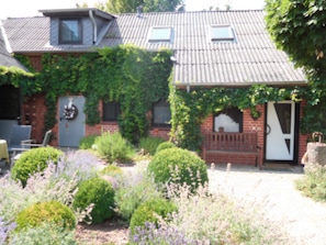 Zum Apartment 1 u. 2 im DG Tür rechts