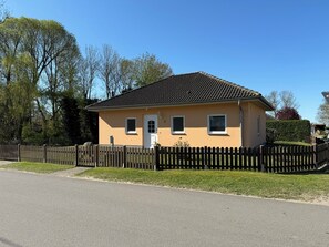 Komplett umzäuntes Grundstück