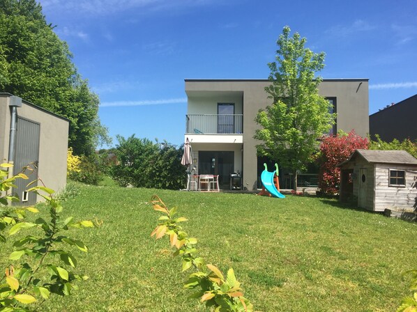 une maison individuelle avec un jardin privé