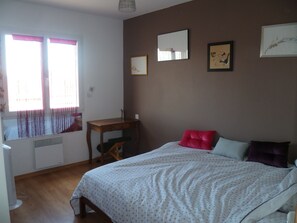 chambre adulte avec tableaux d'artistes