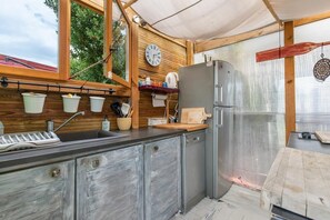 Cuisine d'extérieur équipé, partage assuré pour la préparation des repas