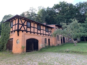 der Ferienwohnung gegenüber liegendes Kutscherhaus, www. am-schlossberg-liepe.de