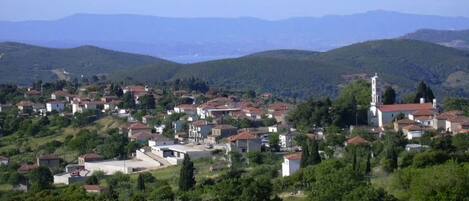 Blick von der Wohnung auf den Ort Lafkos ,die Ägäis und Euböa