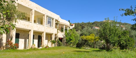 Gemütliches Haus in ruhiger und sonniger Lage, nur 1 km vom Pelekas Strand