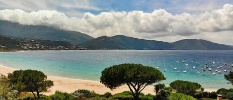 La maison vue du ciel. Front de mer avec accès privé à la plage