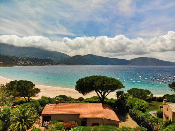 La maison vue du ciel. Front de mer avec accès privé à la plage