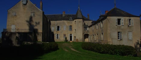 Château de Bussy-la-Pesle. Le gîte est situé dans l'aile XIXe sur votre droite.