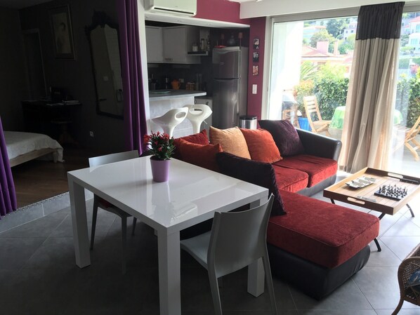 Salon vue sur la cuisine