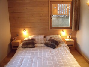 Une chambre avec lit double et salle de bains privative
