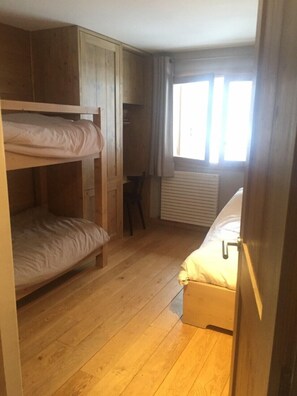 Une deuxième chambre avec 4 couchages simples