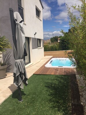 Outdoor spa tub