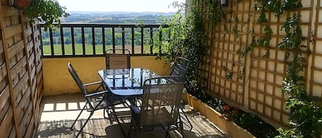 Terrasse avec vue sur les vallons gersois