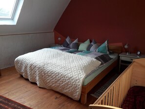 Das große Schlafzimmer mit zusätzlichem Kinderbett.