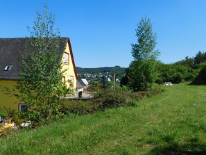 Blick aus dem oberen Gartenteil aufs Haus.