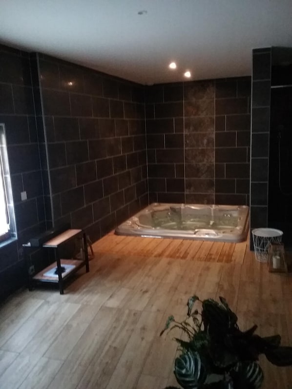 L'espace détente avec le jacuzzi