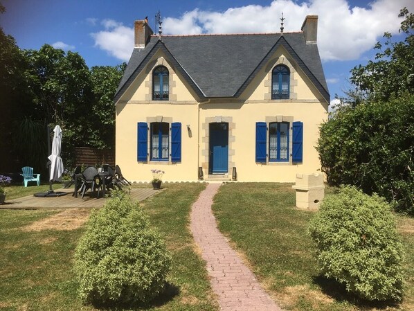 Façade Maison : jardin de 400m2, terrasse bois